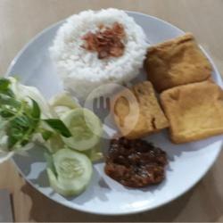 Nasi Uduk : Tahu Goreng.