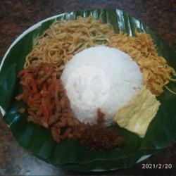 Nasi Jinggo Ayam (nasi,orek,mie,ayam Suwir,irisan Telor Dadar,sambel Bajak