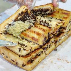 Roti Casino Rasa Keju Coklat