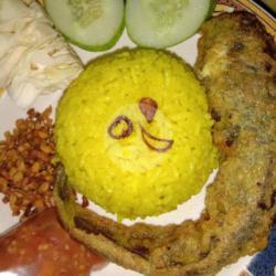 Nasi Kuning Lele Gulung Kremez