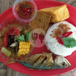 Nasi Campur Sayur Asem Ikan Kembung