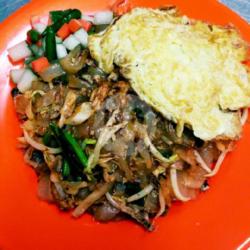 Kwetiaw Goreng Ayam Suwir   Telor Dadar