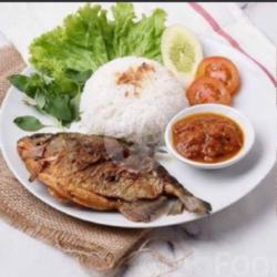 Nasi Uduk Ikan Bawal Goreng