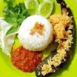 Nasi Uduk   Lele Kremes   Sambal   Lalapan