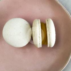 Macaron Mango-passion Fruit