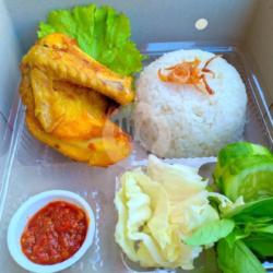 Paket Ayam Goreng   Sayur   Tempe Mendoan / Tahu Goreng  Es Marimas