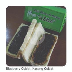 Roti Kasino 1/2 Blueberry Coklat Susu - 1/2 Kacang Coklat Susu