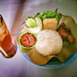 Lalapan Nasi Ayam    Es / Hangat Teh