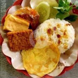 Nasi Telur Dadar   Tahu Tempe   Minum Teh Tawar