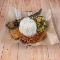 Nasi Urap Lele