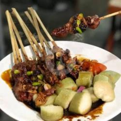 Sate Kambing Plus Lontong