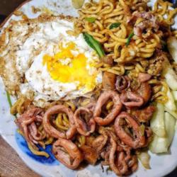 Mie Goreng Cumi   Telor Dadar Super Pedes