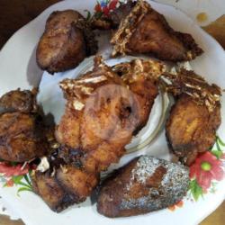 Nasi Bungkus Sambal Ikan Goreng Laut (gambolo/sisiak/karang)