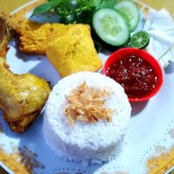 (b) Nasi Uduk, Ayam Goreng, Tahu, Tempe, Lalapan, Sambal