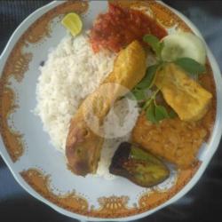 Nasi Penyetan Kepala Ayam Tahu Tempe