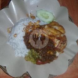 Nasi Ayam Goreng Bumbu Hitam Sambel Ijo Pedas Gurih Mantep