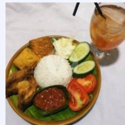 Nasi Ayam Kremes Tahu Tempe  Es Teh