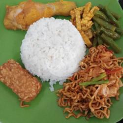 Nasi Ayam Mie Goreng Tempe Goreng  Sayur Tumis Es Teh Manis