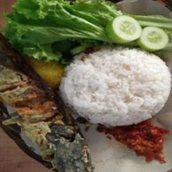 Paket 8 (nasi, Ikan Tongkol Cuwe, Tempe Tahu , Sambal Dan Lalapan)