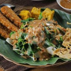 3 Nasi  Pecel Tahu Tempe Peyek  Air Mineral