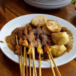 Sate Klopo Daging Lontong