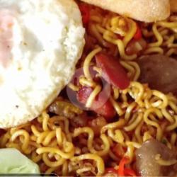 Indomie Goreng Super Special (telur, Pentol, Sosis)