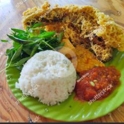 Paket Nasi Uduk, Lele Kremes, Tahu, Tempe