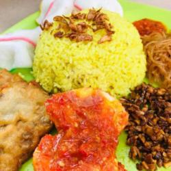 Nasi Kuning Telor Balado(jika Habis Ganti  Telor Cepok Baado)   Gorengan