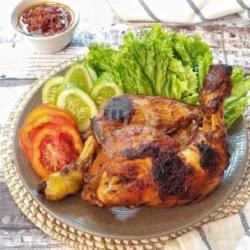 Ayam  Bakar  Setengah Ekor (1dada 1paha) Lalapan  Sambal