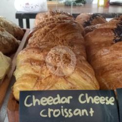 Cheedar Cheese Croissant