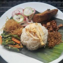 Nasi Uduk Campur Ayam