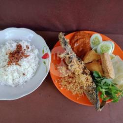 Lele Kremes Tahu Tempe   Nasi Uduk