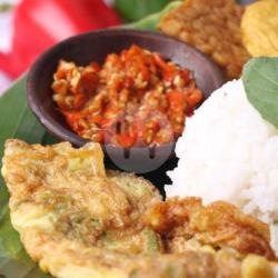 Nasi Telur Dadar Crispy   Tahu Tempe   Sambal