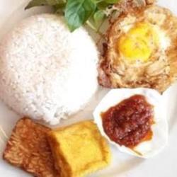 Paket Nasi Telor Dadar/ceplok Tempe Tahu Sambal Dan Lalapan