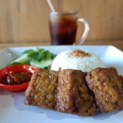 Nasi Tempe Bacem Sambal Lalapan   Es Teh Manis