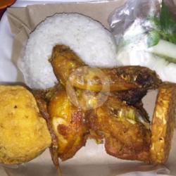 Nasi Uduk Pecel Ayam Dada Komplit