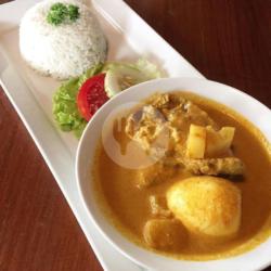 Paket Nasi Ayam Kari   Es Tea Manis