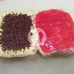 Roti Kadet Strawberry Coklat