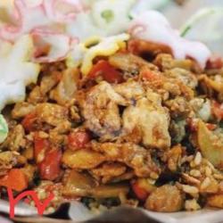 Nasi Goreng Gila .di Tumis Bakso Sosis Telor Sayuran Ayam Di Taburin Di Atas Nasi