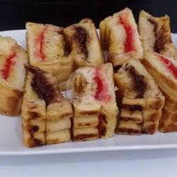 Strawberry   Coklat Campur Kacang