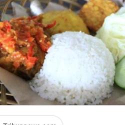 Nasi Penyet Ayam Paha Atas Tahu  Tempe  Mineral Gelas