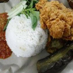 Nasi Lalapan Ayam Crispy Tahu Free Air Mineral Gelas