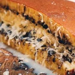 Martabak Manis Keju Kismis Coklat