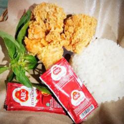 Ayam Crispy   Nasi   Saus   Lalapan