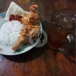 2 Ayam Crispy   Teh Es, (saus Cabe / Sambal Terasi