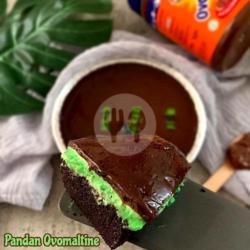 Pandan Ovomaltine Cake Box