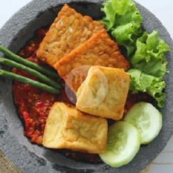 Penyetan Tahu. Tempe