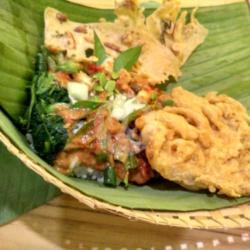 Pecel   Tempe   Peyek   Sate Usus