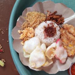 Nasi Uduk, Suwir Ayam Balado, Bihun Goreng, Orek Tempe, Bakwan Sayur, Sambel