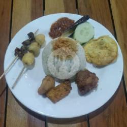 Nasi Uduk Ati Ampela Usus Telor Puyuh Serundeng Kemangi Krupuk Timun